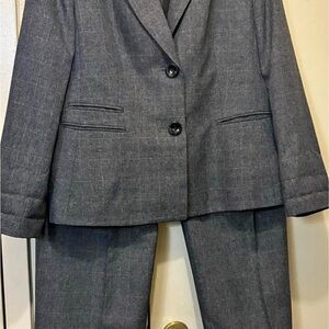 Women’s Le Suit blazer and pants set misses size 18